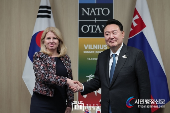  President Yoon Suk-yeol holds an informal meeting with Slovak President Zuzana Čaputová on July 12.