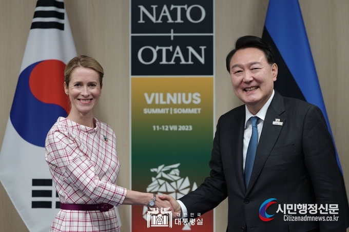 President Yoon Suk-yeol holds informal talks with Estonian Prime Minister Kaja Kallas on July 12.