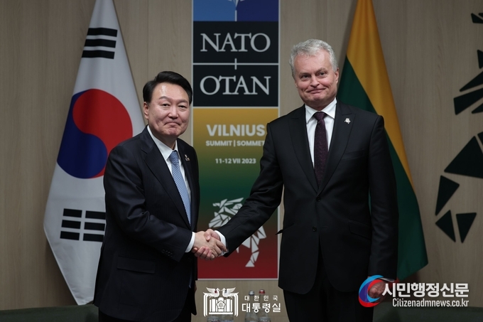 President Yoon Suk-yeol holds a summit with Lithuanian President Gitanas Nausėda on July 12.