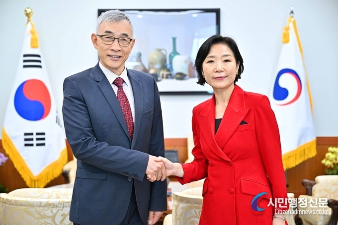Vice Minister of Foreign Affairs Oh Young-ju (right) shakes hands with UNESCO Deputy Director-General Qu Xing in Seoul on July 25.
