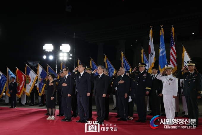 President Yoon Suk-yeol salutes during the repatriation ceremony for fallen soldiers of the Korean War, demonstrating the highest military honors. /Courtesy of the Presidential Office