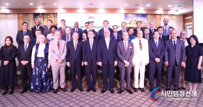  Diplomatic envoys in South Korea are taking commemorative photos.