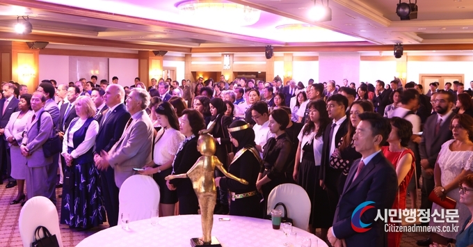  Foreign and domestic distinguished guests gathered to extend their congratulations.