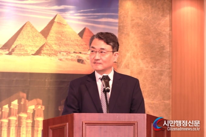  Deputy Minister Park Yong-min is delivering a congratulatory message.