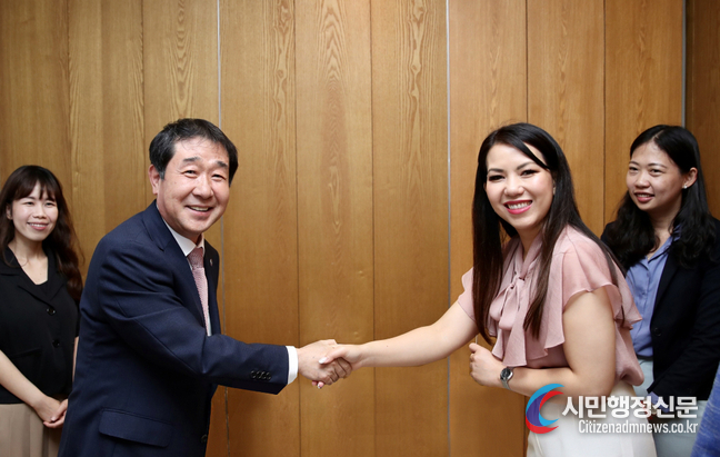 Mayor Lee Jae-young of Jeungpyeong County and Cambodian Ambassador Chring Botum Rangsay pose for a commemorative photo during their official meeting. / Courtesy of Jeungpyeong County Office