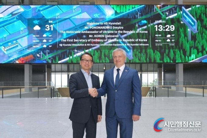 Cho Young-chul, president of HD Hyundai Site Solution (left), shakes hands with Ukrainian Ambassador to Korea Dmytro Ponomarenko./ Courtesy of HD Hyundai