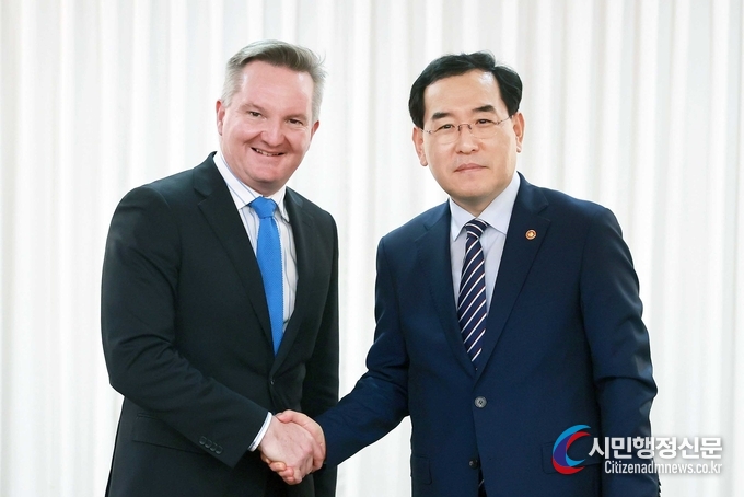 Trade, Industry and Energy Minister Lee Chang-yang (right) meets with Australia’s Climate Change and Energy Minister Chris Bowen on July 25 in Seoul and discussed measures for cooperation and investment in liquefied natural gas (LNG) and hydrogen.