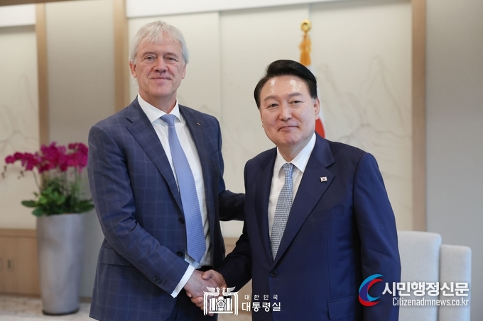  President Yoon Suk-yeol meets with ASML CEO Peter Wennink on July 28 in Seoul. / Courtesy of the Presidential Office