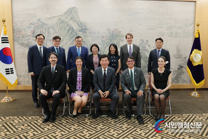 Speaker Kim Jin-pyo of the National Assembly meets with Frank Jannuzi, Chairman of the Mansfield Foundation, and other delegates./ Courtesy of the National Assembly