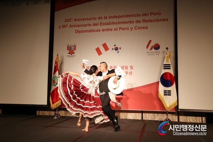 A Peruvian folk performance troupe is playing folk music at the Four Seasons Hotel in Sejong-ro, Seoul on July 27