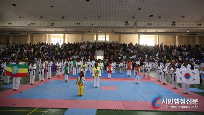  As part of the World Hongik Taekwondo Federation's 10th-anniversary celebration, President Lee Chun-gong declared a commitment to global peace, aiming for a fair, equal, and non-discriminatory society, based on the spirit of Hongik Taekwondo and Hongik education, along with all brothers and sisters on the African continent.