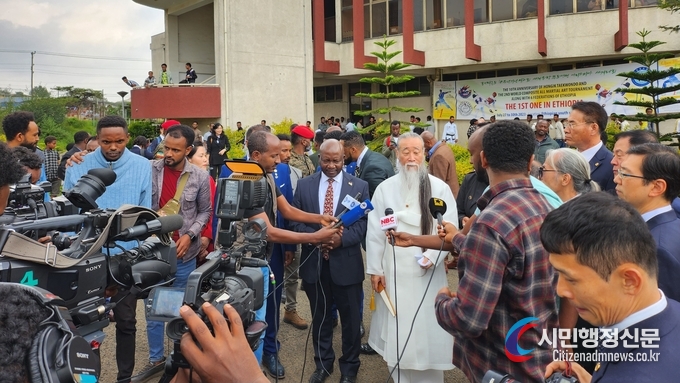 President Lee Chun-gong of the World Hongik Taekwondo Federation being interviewed by reporters from 16 broadcasting stations during the event. (Courtesy of the World Hongik Taekwondo Federation)