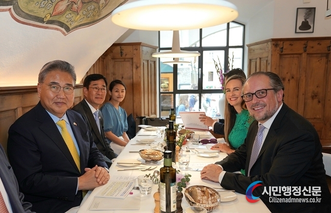 Minister of Foreign Affairs Park Jin (left) holds talks with Federal Minister for European and International Affairs Alexander Schallenberg in Austria on July 27. /Courtesy of the Ministry of Foreign Affairs