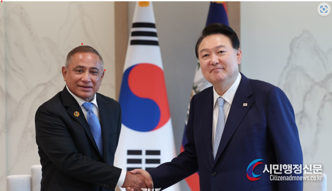 President Yoon Suk Yeol (right) and Belizean Prime Minister John Briceno on Aug. 1 pose for photos at the Office of the President in Seoul. (Office of the President)