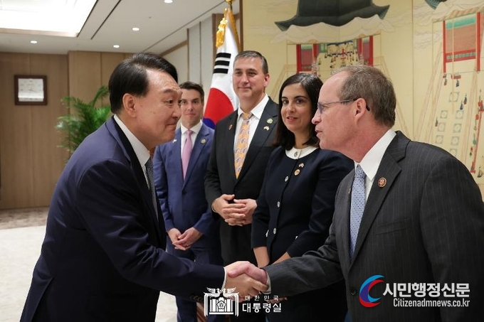  President Yoon Suk-yeol (left) on July 31 shakes hands with U.S. Rep. Gregory F. Murphy, a member of a visiting delegation from the House of Representatives, at the Office of the President in Seoul's Yongsan-gu District. (Office of the President)