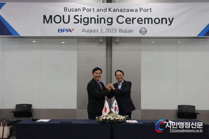 Ishikawa Prefecture Governor Hiroshi Hase (left) and Busan Port Authority President Kang Joon-seok are taking commemorative photos after signing the MOU. (Courtesy of the Busan Port Authority)