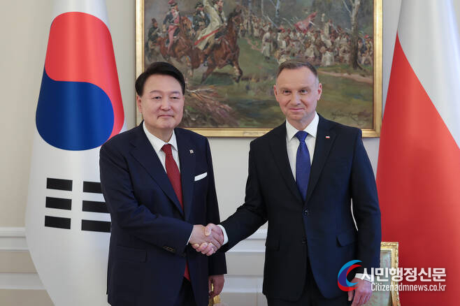 President Yoon Suk-yeol (left) shakes hands with Polish President Andrzej Duda before holding a summit at the Presidential Palace in Warsaw on July 13./ Courtesy of the Presidential Office