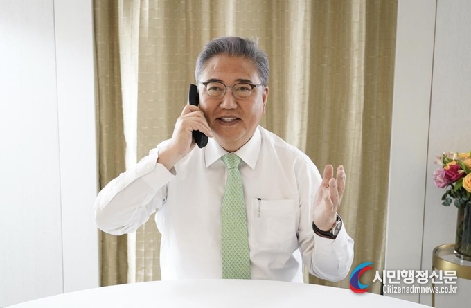 Minister of Foreign Affairs Park Jin holds a phone call with U.S. Secretary of State Antony J. Blinken in Ethiopia on August 9./ Courtesy of the Foreign Ministry