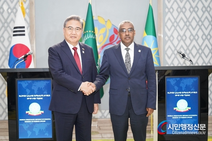 Minister of Foreign Affairs Park Jin (left) shakes hands with Ethiopian Foreign Minister Demeke Mekonnen Hassen in Ethiopia on August 8. / Courtesy of the Ministry of Foreign Affairs
