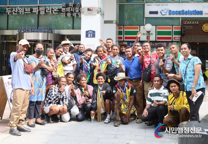2023 World Scout Jamboree Papua New Guinea members are taking photos in front of the Papua New Guinea Embassy at Doosan We've Building in Jongno-gu, Seoul on August 13.