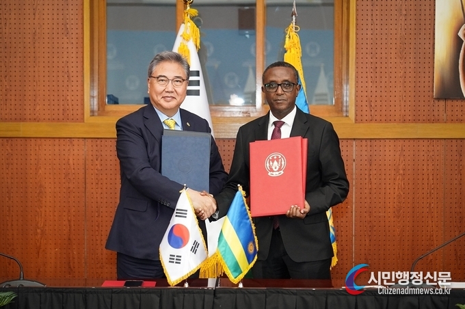 Minister of Foreign Affairs Park Jin (left) shakes hands with Minister of Foreign Affairs and International Cooperation of Rwanda Vincent Biruta on August 12. / Courtesy of the Ministry of Foreign Affairs 