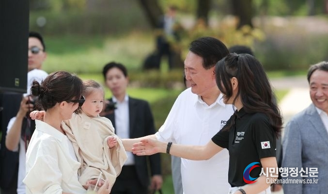 President Yoon Suk-yeol and First Lady Kim Keon-hee made a surprise visit to the event for multi-child families at Yongsan Fountain Garden in Seoul on Aug. 26.