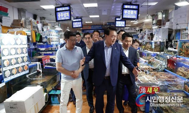 President Yoon Suk-yeol visits the Noryangjin Fish Market in Seoul to encourage merchants on Aug. 31, 2023.