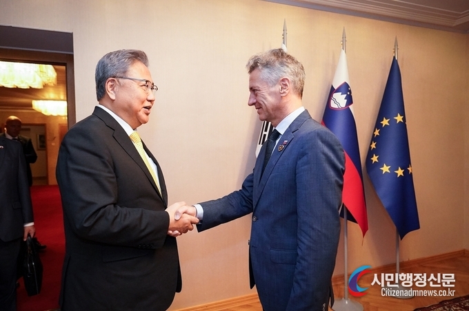 Minister of Foreign Affairs Park Jin (left) shakes hands with Slovenian Prime Minister Robert Golob in Slovenia on August 28.