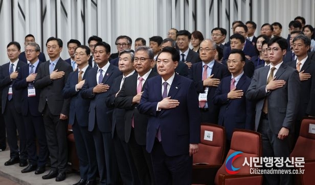 President Yoon Suk-yeol salutes the national flag at the 60th anniversary ceremony of the Korea National Diplomatic Academy held at the KNDA building in Seocho-gu, Seoul, along with Minister Park Jin of the Ministry of Foreign Affairs and other guests on Sept. 1.
