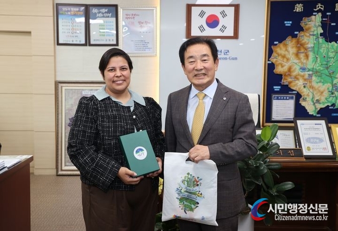 Charge d'Affaires Makoto Morales of Honduras (left) poses with Gov. Song Gi-seop of Jincheon-gun County on Sept. 4.