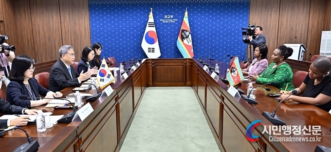 Minister of Foreign Affairs Park Jin holds a meeting with Minister of Foreign Affairs and International Cooperation of Eswatini Thulisile Dladla in Seoul on September 1.