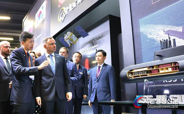 Kim Dong-gwan, vice chairman of Hanwha Group, explains Hanwha's technology to Polish President Andrzej Duda at the Hanwha exhibition hall at the MSPO in Poland on Sept. 5 (local time). / Courtesy of Hanwha Ocean