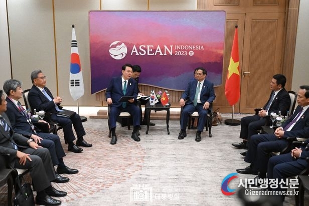 President Yoon Suk-yeol (left) holds a bilateral meeting with Vietnamese Prime Minister Pham Minh Chinh at the Jakarta Convention Center in Jakarta, Indonesia, on Sept. 6, 2023.