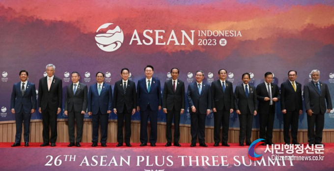 President Yoon Suk-yeol (fifth from left) poses with leaders of the ASEAN-Korea Summit held at the Jakarta Convention Center (JCC) in Indonesia on Sept. 6, 2023.