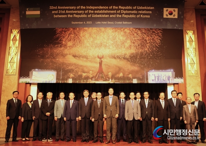 Minister Counsellor Fazliddin Arziev of the Embassy of Uzbekistan in Seoul (ninth from left) poses with Korean and foreign guests at a reception to mark the 32nd anniversary of the Independence of Uzbekistan held at Hotel Lotte in Seoul on Sept. 4.