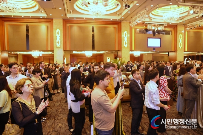 More than 700 distinguished guests from the Korean government and various other segments of Korean society, as well as the ambassadors and other senior officials from the Seoul Diplomatic Corps, attended the gala reception.