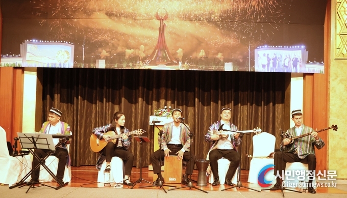 A five-member Uzbek band plays an Uzbek folk song.