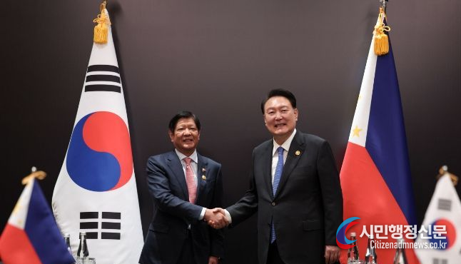 President Yoon Suk-yeol (right) shakes hands with Philippine President Ferdinand Marcos Jr. before the Korea-Philippines summit on Sept. 7.