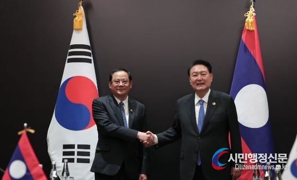 President Yoon Suk-yeol(right) holds a bilateral meeting with Lao Prime Minister Lao Prime Minister Sonexay Siphandone on September 7.