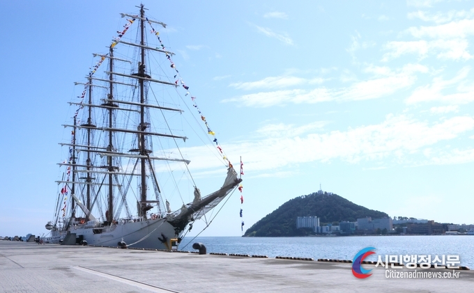 The Peruvian Navy training ship 'BAP Union' (3200 tons) enters the Busan International Cruise Terminal in Yeongdo-gu, Busan on Sept. 10.