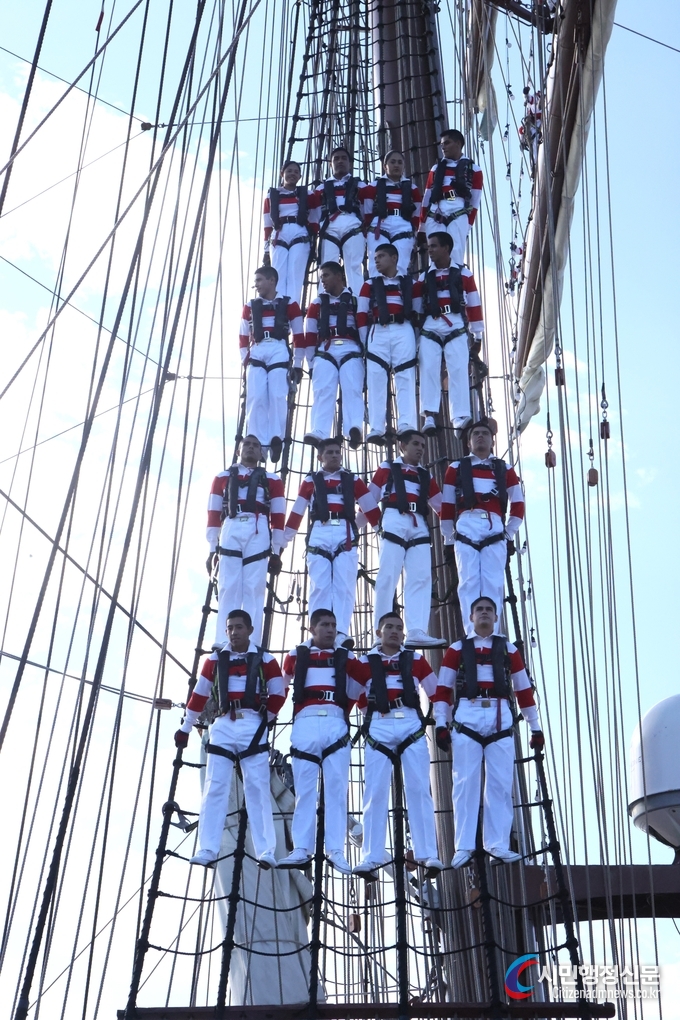 Peruvian Navy cadets line up on the ropes of the BAP Union ship.