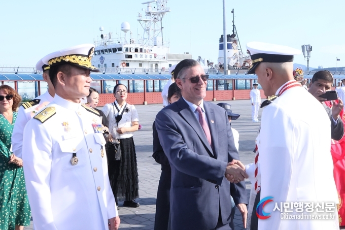 Peruvian Ambassador to Korea His Excellency Ambassador Paul Duclos shake hands with the Commanding Officer of B.A.P. UNIÓN Captain José Arce.