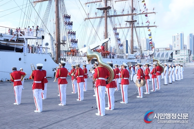 Military band of the Republic of Korea Navy plays a welcoming song.