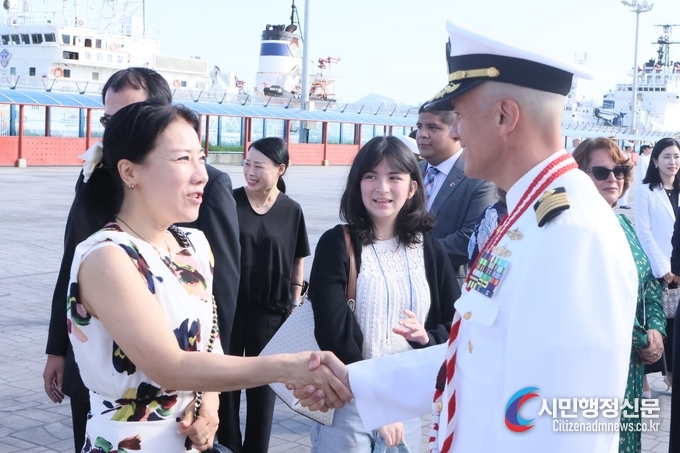Vice President Kim Ji-eun of Diplomacy Journal (left) shakes hands with the Commanding Officer of B.A.P. UNIÓN Captain José Arce.