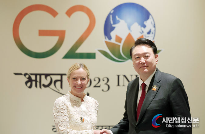 President Yoon Suk-yeol (right) shakes hands with Italian Prime Minister Giorgia Meloni before holding a summit on Sept. 10.