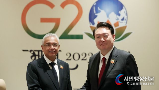 President Yoon Suk-yeol (right) poses with Mauritian Prime Minister Pravind Kumar Jugnauth before holding a summit on Sept. 10.