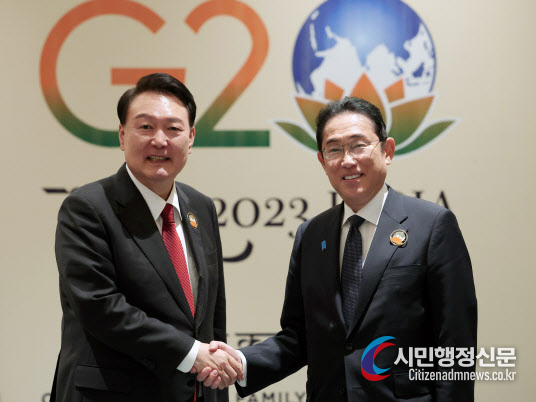 President Yoon Suk-yeol (left) shakes hands with Japanese Prime Minister Fumio Kishida at a summit meeting on Sept. 10.