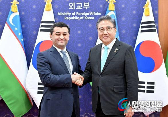 Foreign Minister Park Jin (right) shakes hands with Uzbekistan's Foreign Minister Bakhtiyor Saidov while holding the 1st Korea-Uzbekistan foreign ministers' strategic dialogue in Seoul on Sept. 11.