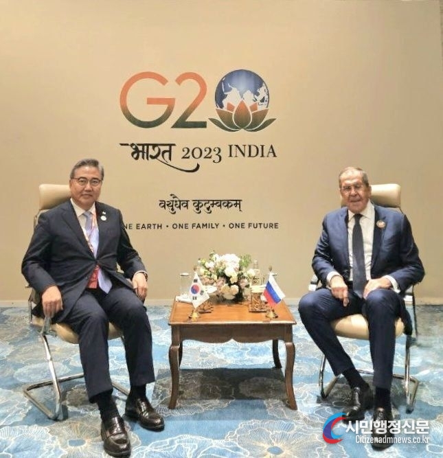 Foreign Minister Park Jin (left) meets with Russian Foreign Minister Sergey Lavrov on Sept. 10 (local time) to discuss current issues in bilateral relations and the situation on the Korean Peninsula.