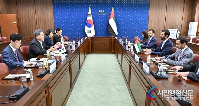 Minister of Foreign Affairs Park Jin holds a meeting with Minister of State of the United Arab Emirates Sheikh Shakhboot bin Nahyan Al Nahyan in Seoul on September 11.
